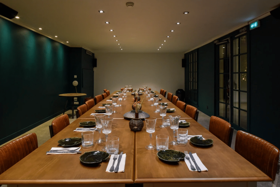 Table dressée dans une salle de réception
