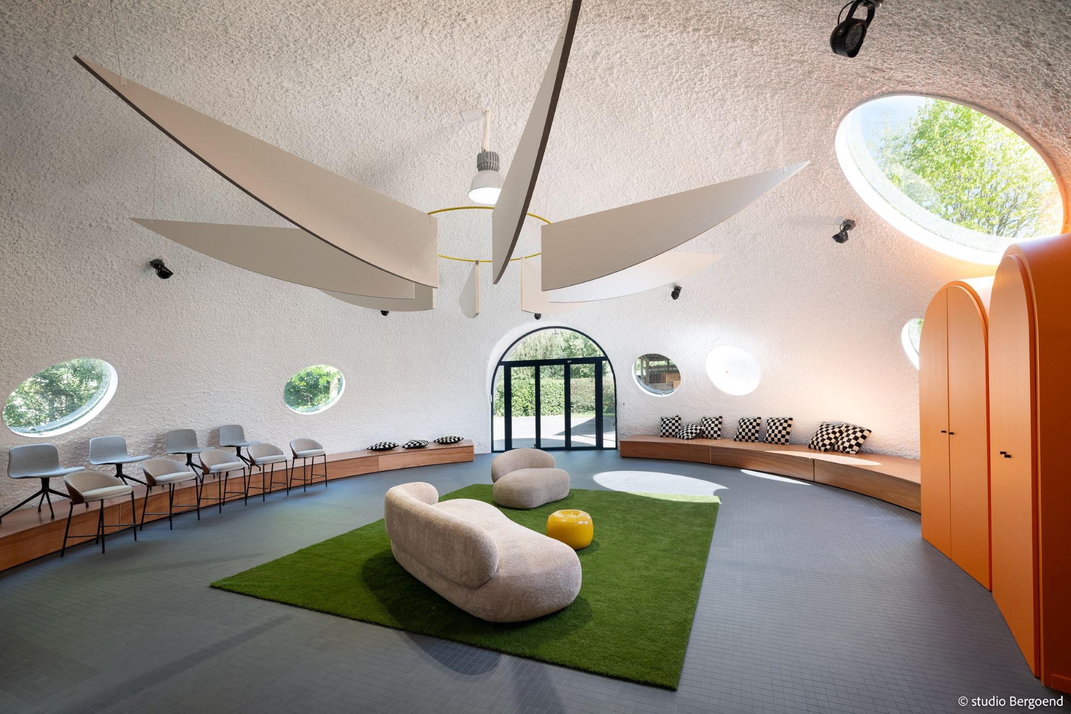 Salle de réunion lumineuse de la Villa Bulle