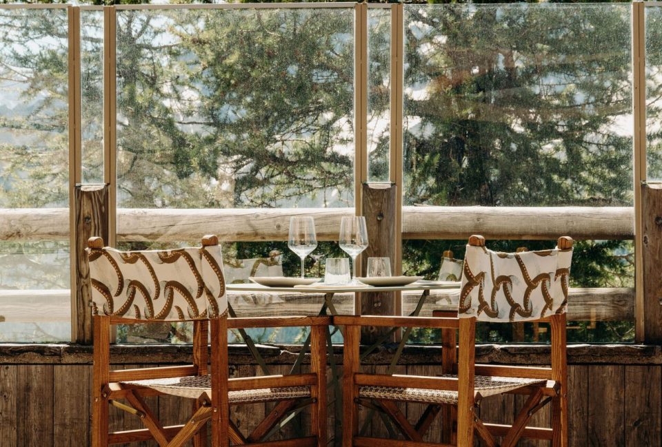 Salle de restaurant avec vue sur les montagnes à la Maison des Drus