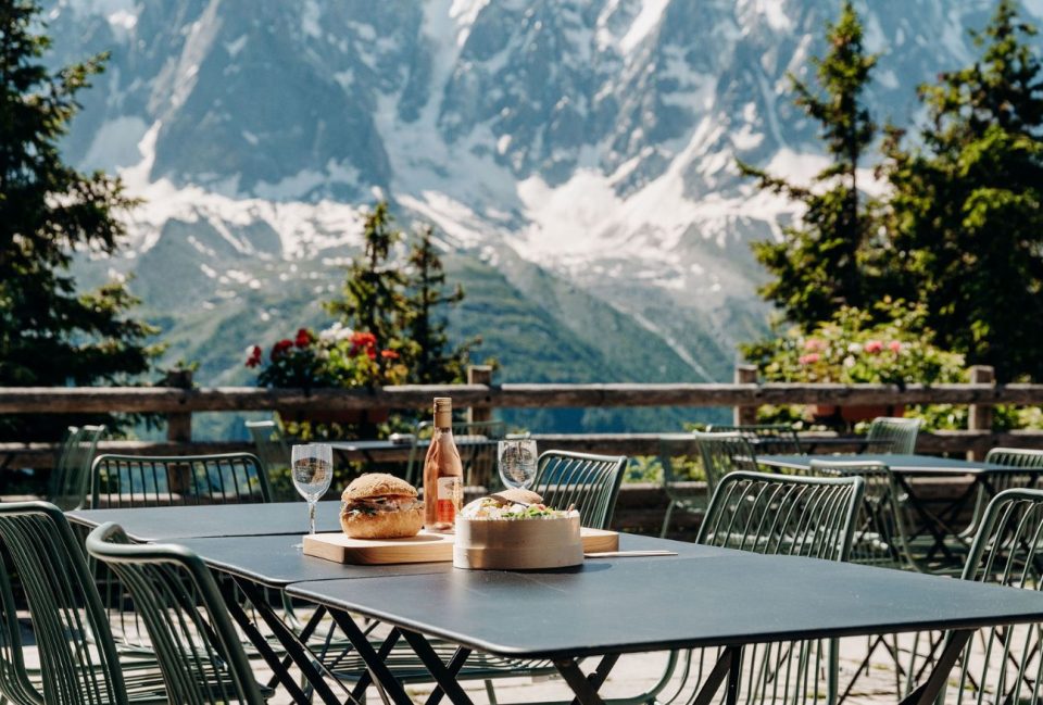 Terrasse extérieure avec vue sur le Mont-Blanc à Chamonix