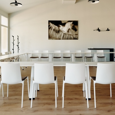 Salle de réunion avec mobilier contemporain
