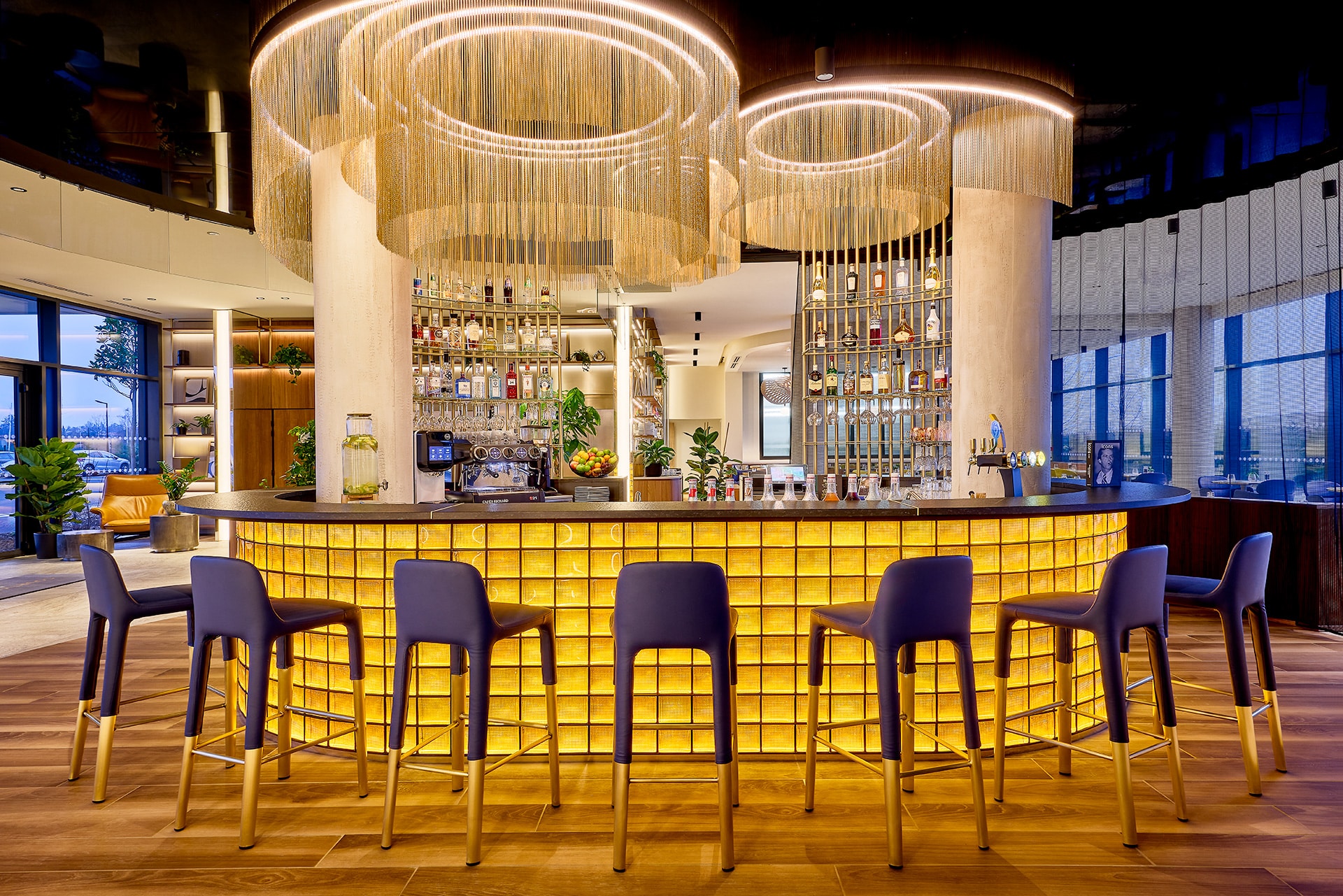 Bar contemporain du Courtyard by Marriott Lyon Eurexpo Stadium