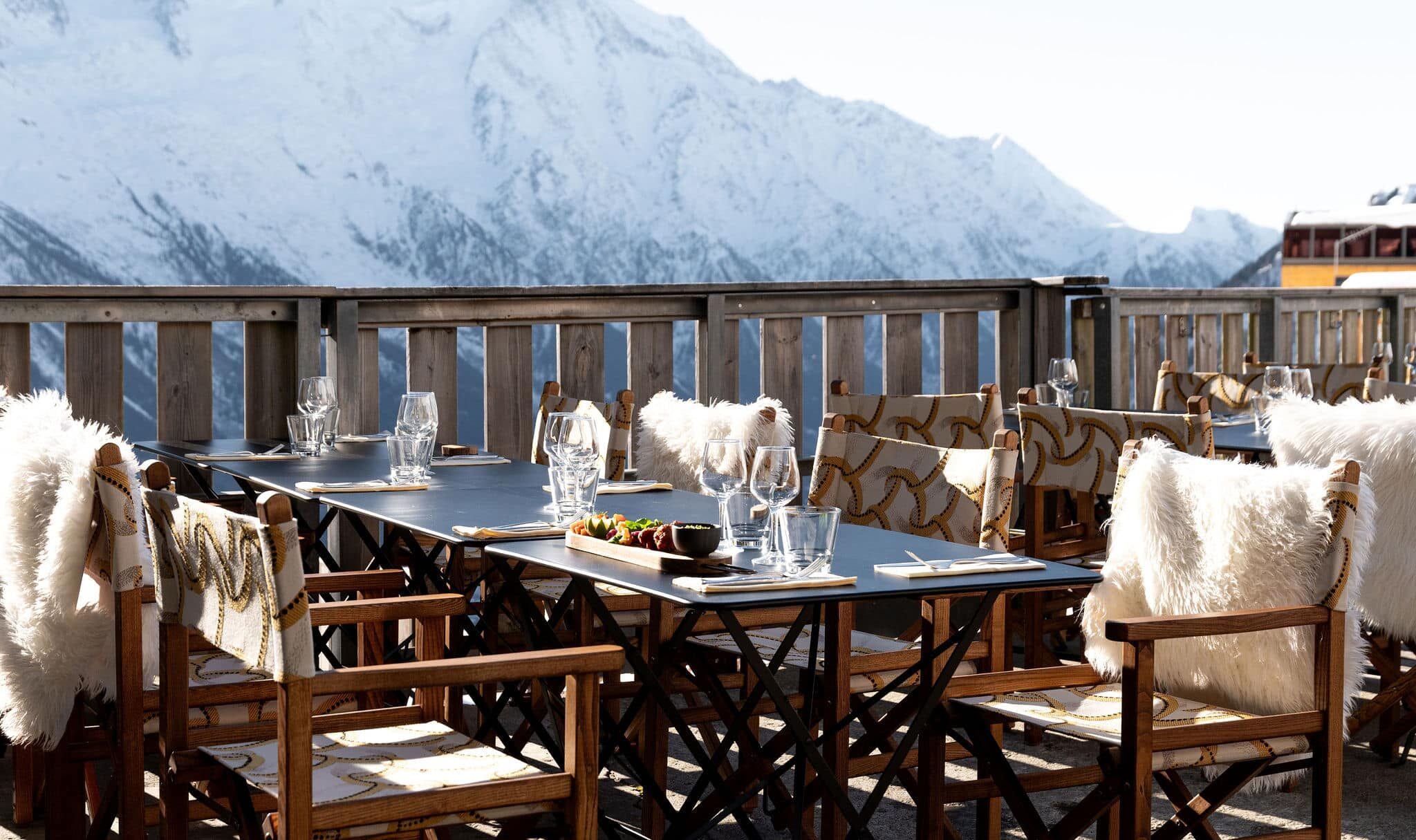 Terrasse de la Maison des Drus avec vue sur le massif du Mont-Blanc