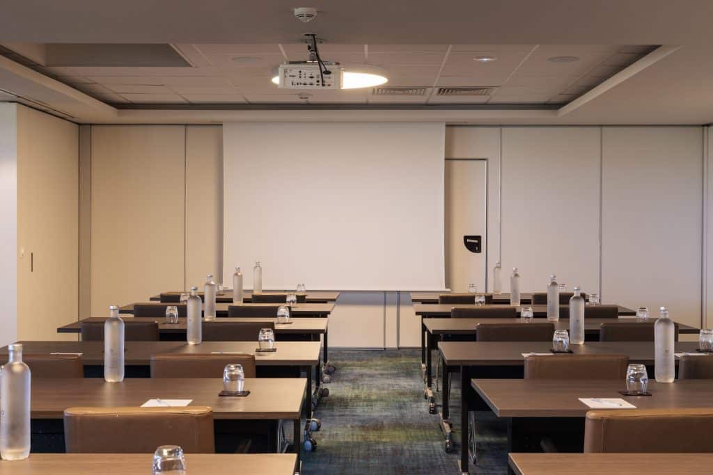 Salle de formation avec écran de projection