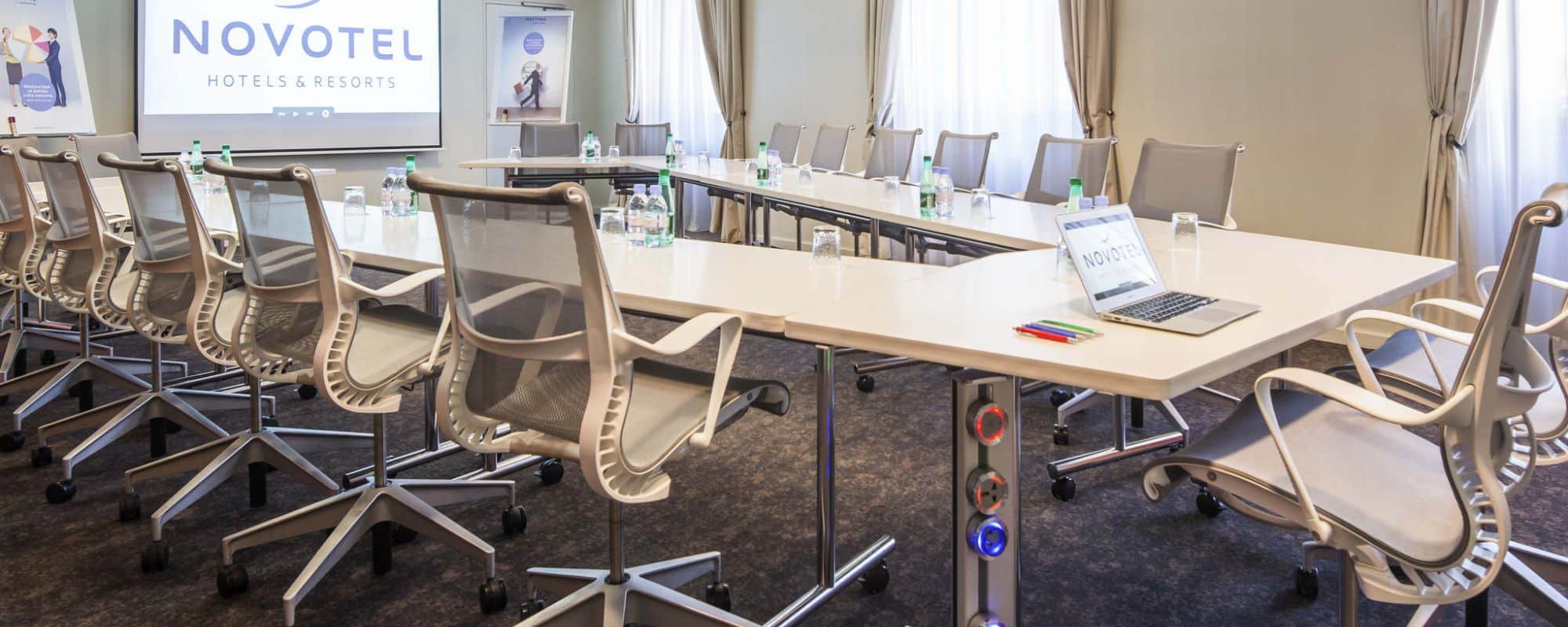 Salle de réunion avec équipements audiovisuels au Novotel Nice Centre Vieux Nice