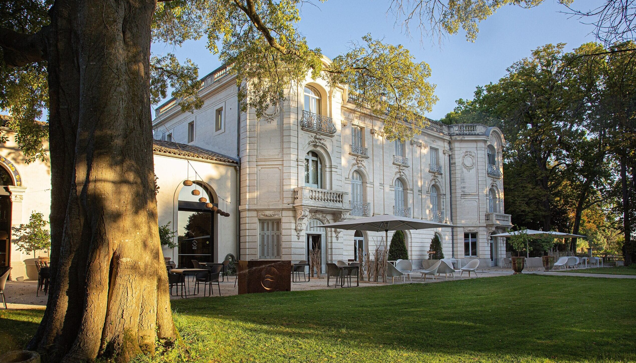 Façade du Domaine de Biar dans un parc arboré près de Montpellier