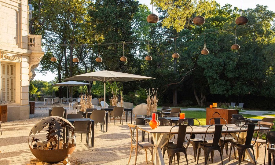 Terrasse ombragée pour cocktails d'entreprise