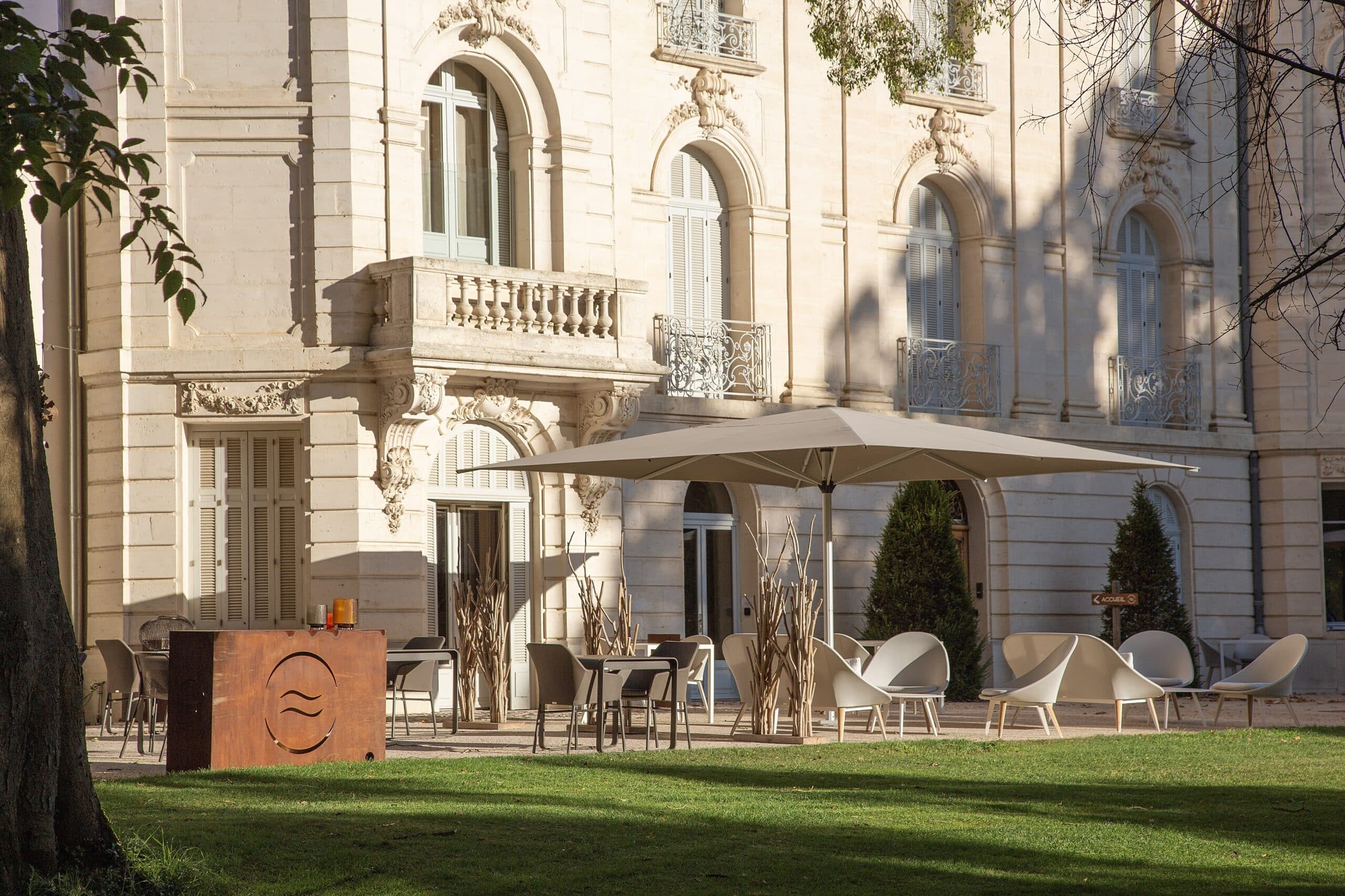 Terrasse extérieure du Domaine de Biar pour réceptions et séminaires