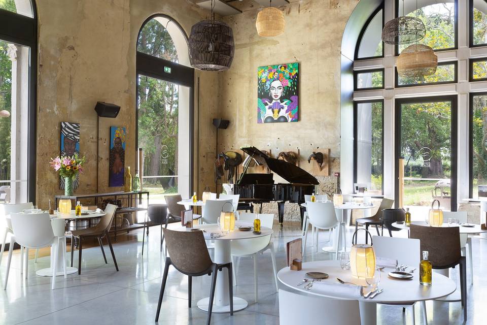 Restaurant avec grandes baies vitrées