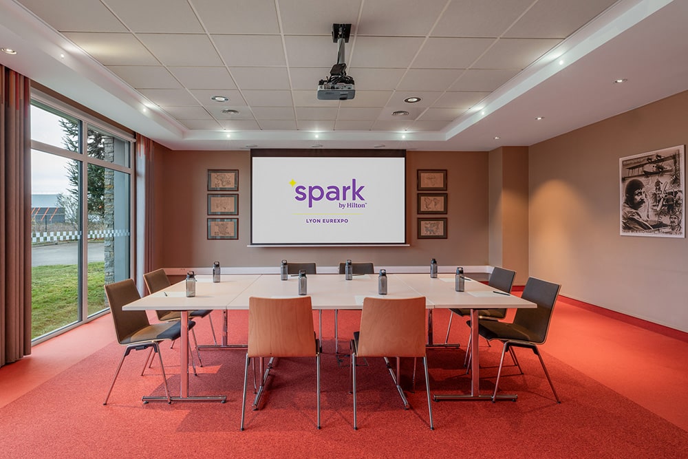 Salle de réunion équipée au Spark by Hilton Lyon Eurexpo