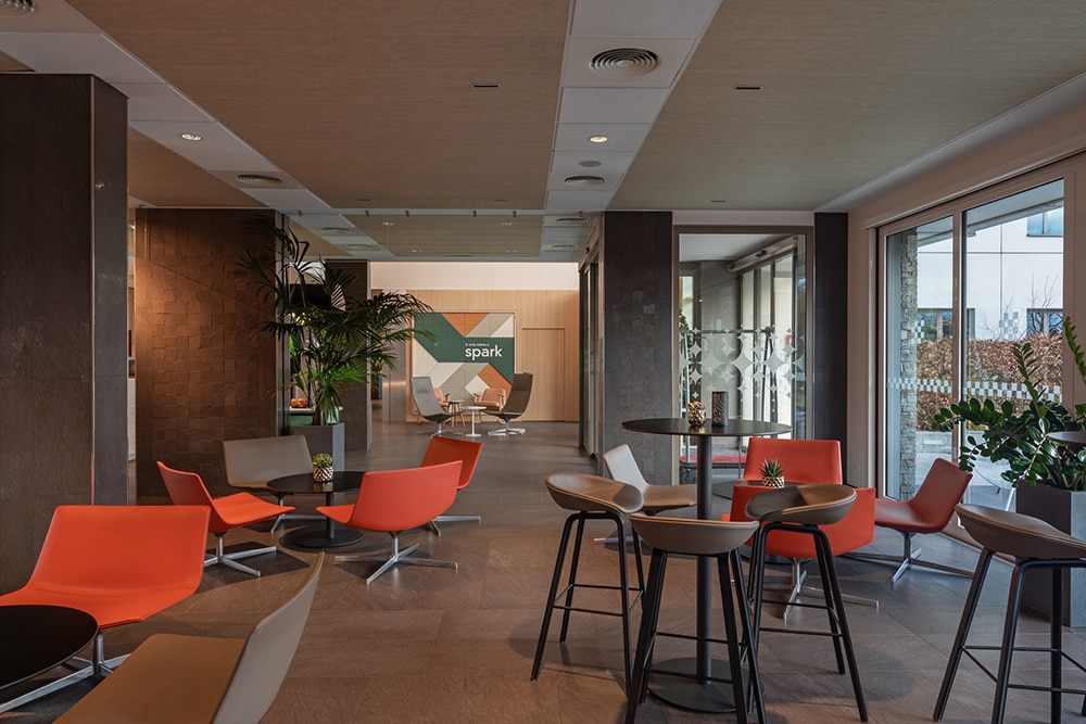 Espace lounge convivial au Spark by Hilton Lyon Eurexpo