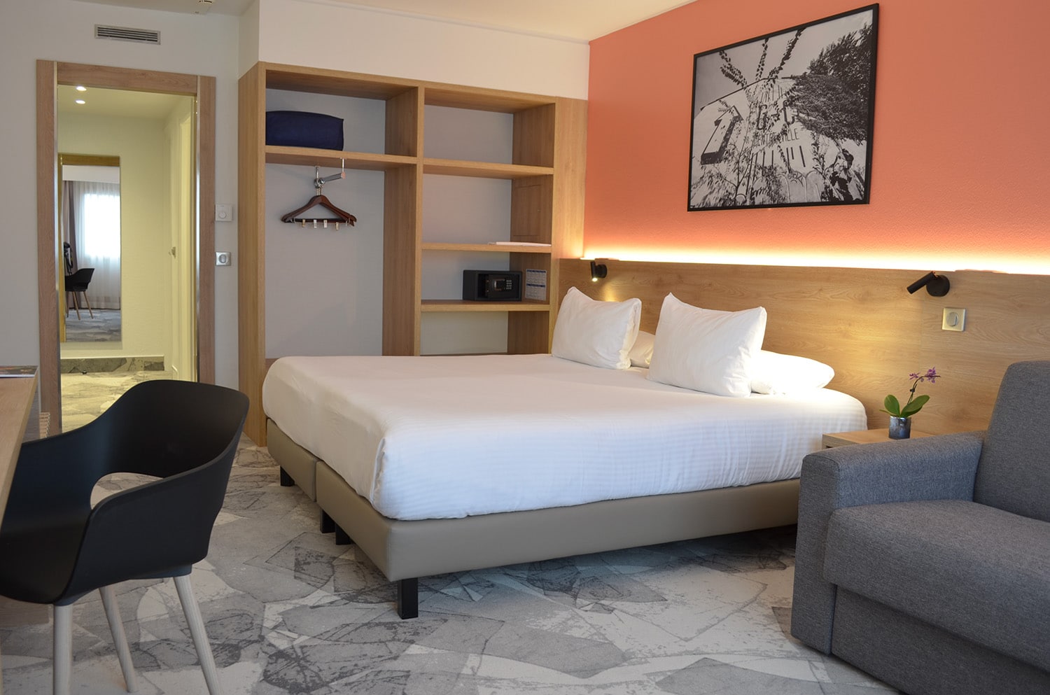 Chambre double confortable à l’Hôtel des Congrès by Arteloge