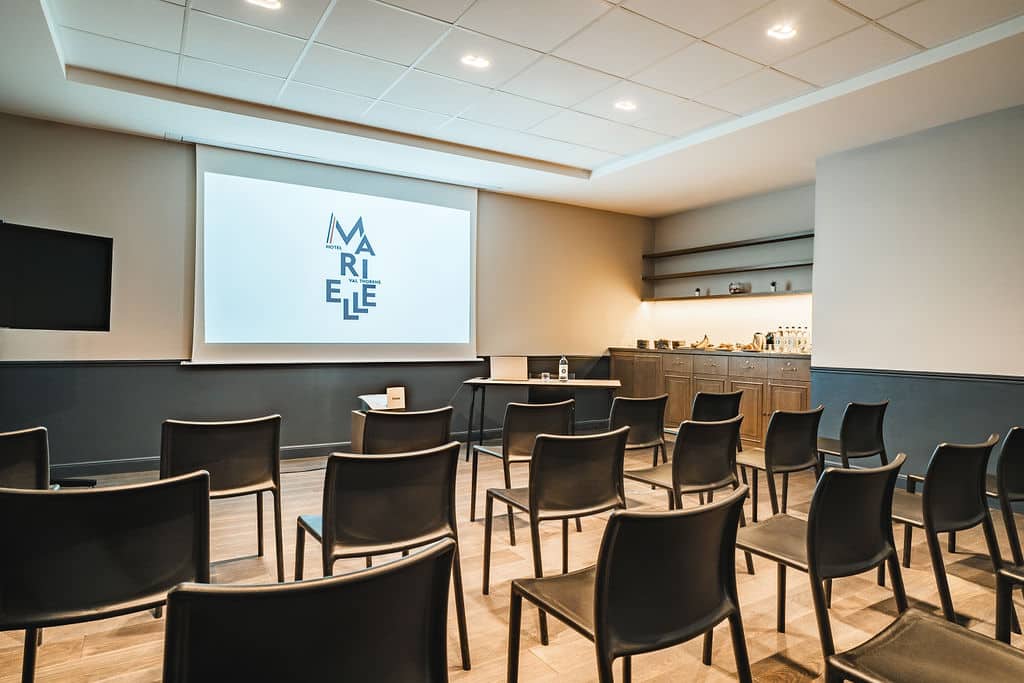 Salle de réunion avec écran Hôtel Marielle