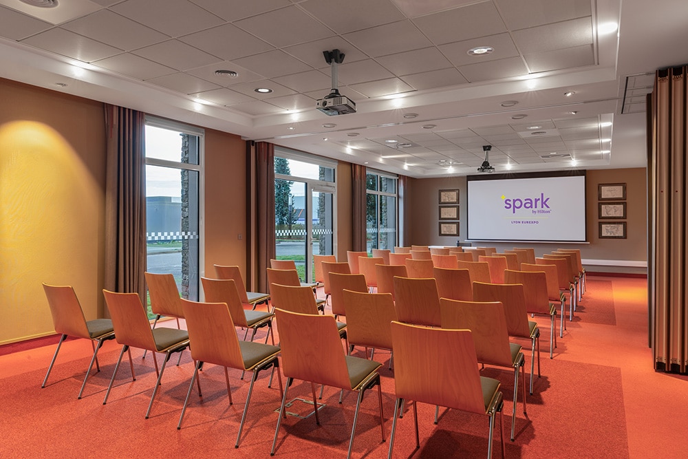 Salle de séminaire en configuration théâtre au Spark by Hilton Lyon Eurexpo