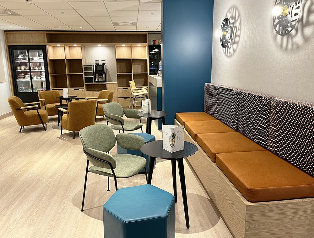 Espace lounge convivial à l’Hôtel des Congrès by Arteloge