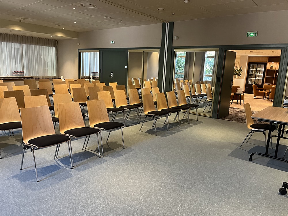 Salle de séminaire en configuration théâtre à l’Hôtel des Congrès by Arteloge