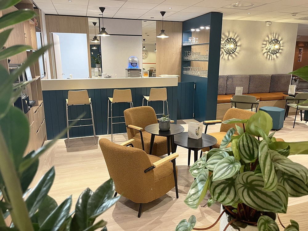 Salon contemporain de l’Hôtel des Congrès by Arteloge