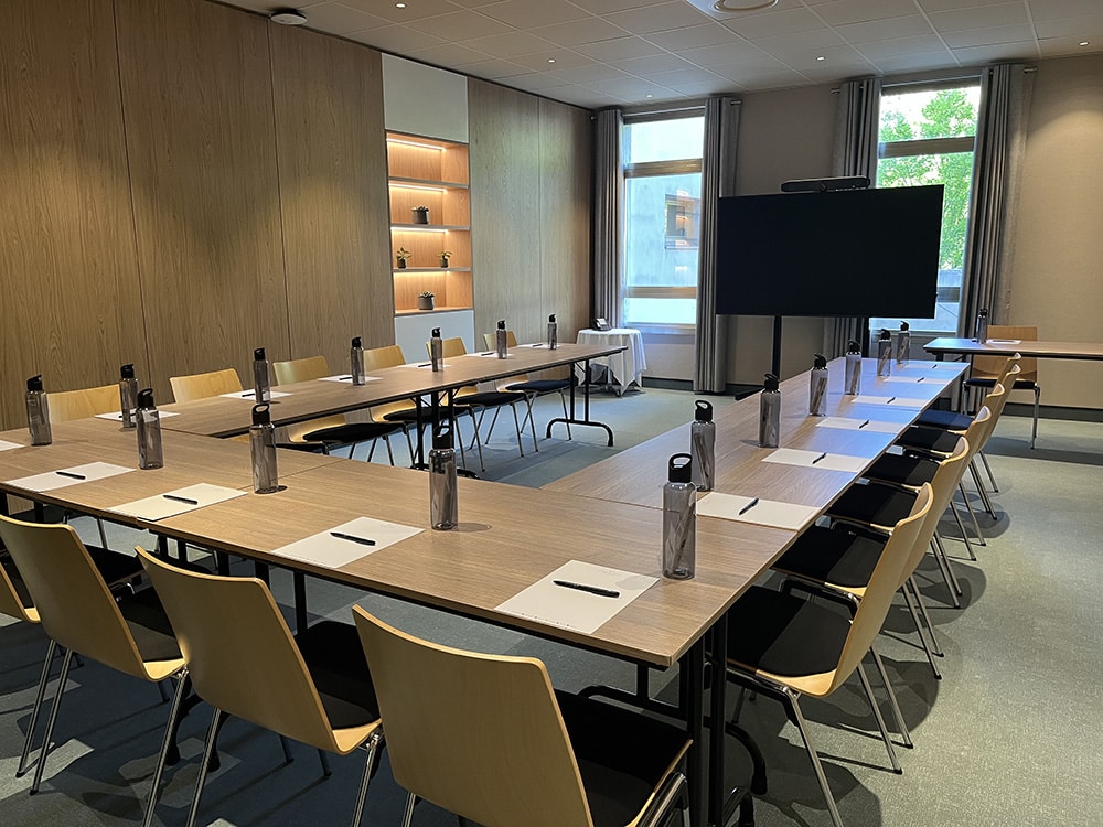 Salle de réunion équipée à l’Hôtel des Congrès by Arteloge