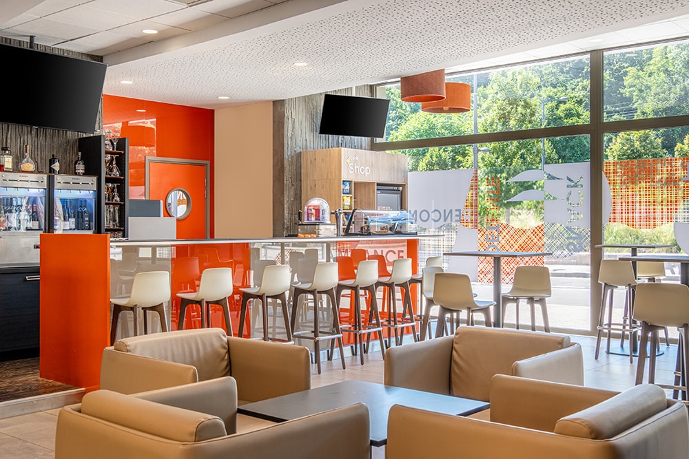 Salon et espace convivial du Spark by Hilton Lyon Park Saône