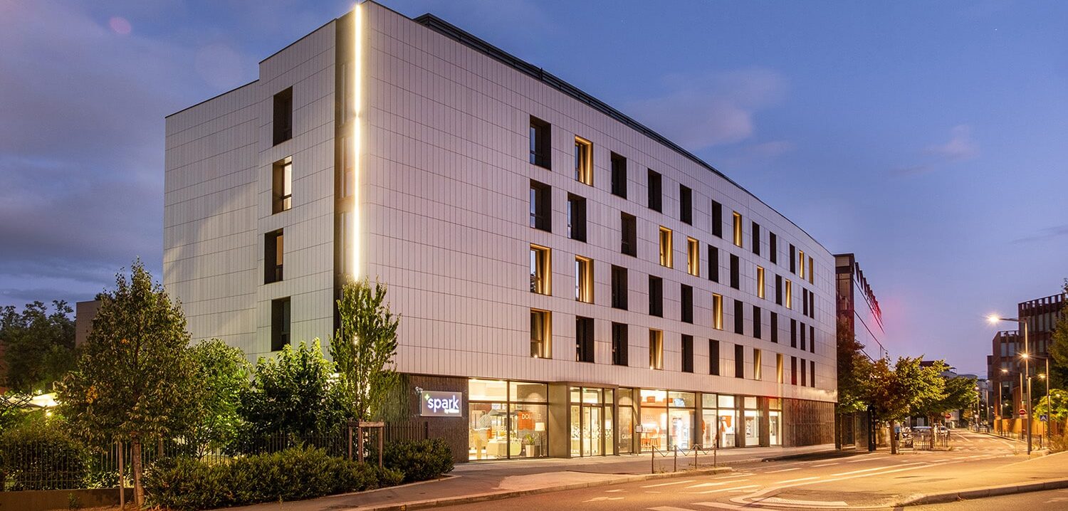 Façade extérieure du Spark by Hilton Lyon Park Saône