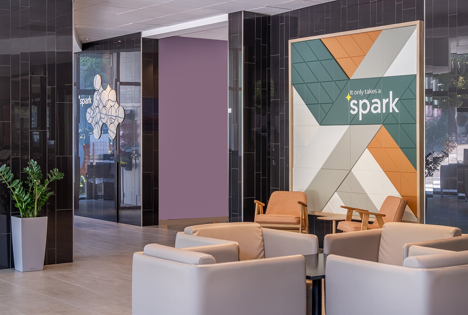 Lobby moderne du Spark by Hilton Lyon Park Saône