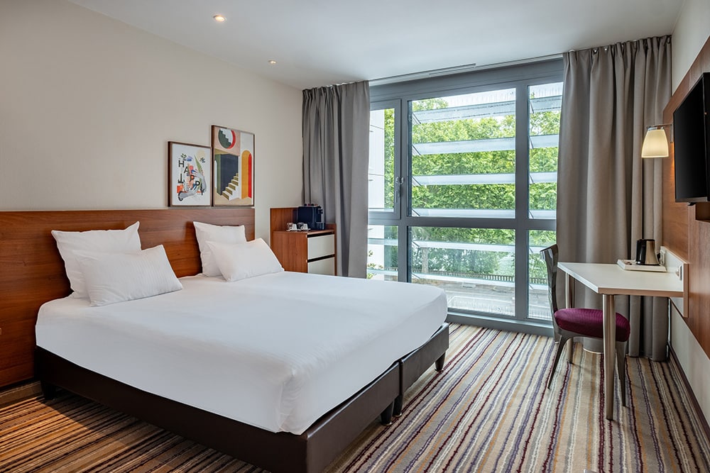 Chambre double lumineuse au Spark by Hilton Lyon Ouest