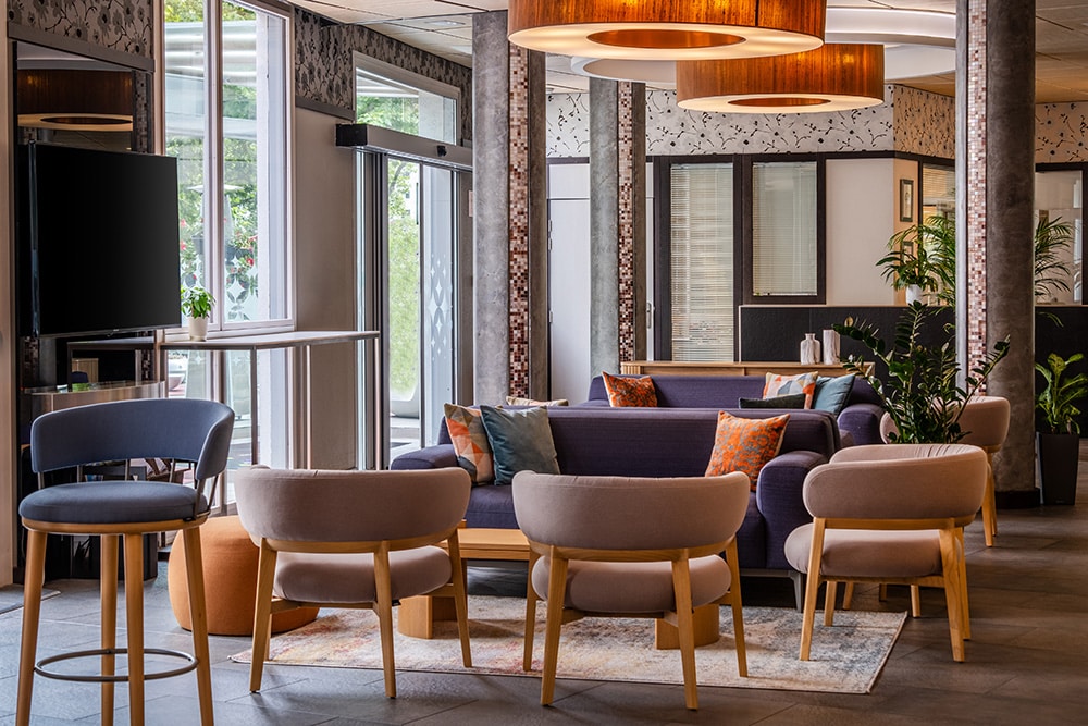 Salon convivial avec fauteuils au Spark by Hilton Lyon Ouest