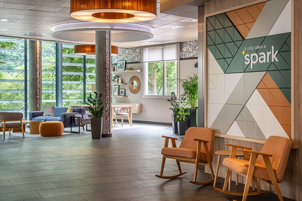 Lobby moderne et convivial du Spark by Hilton Lyon Ouest