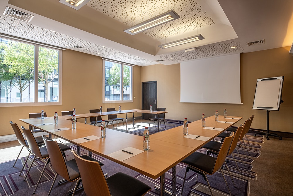Salle de réunion équipée au Spark by Hilton Lyon Ouest