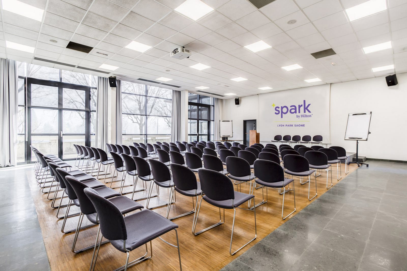 Grande salle de conférence au Spark by Hilton Lyon Park Saône