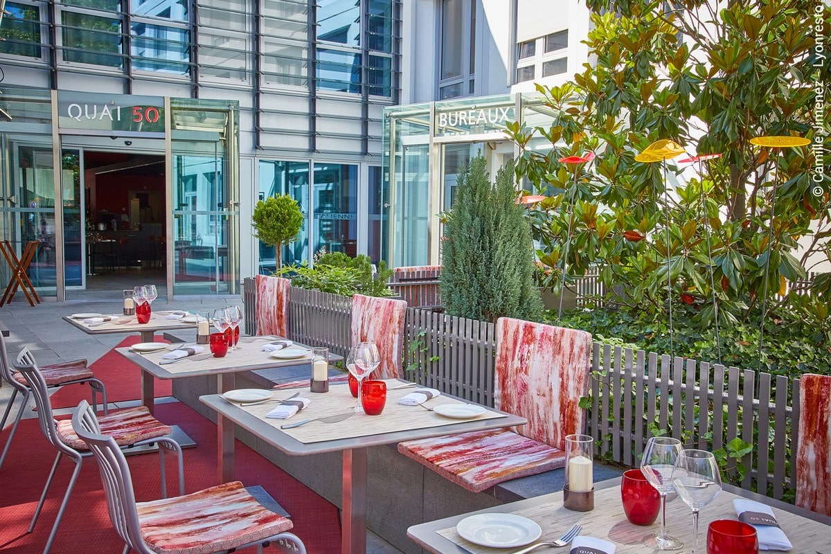 Terrasse extérieure aménagée du Spark by Hilton Lyon Ouest