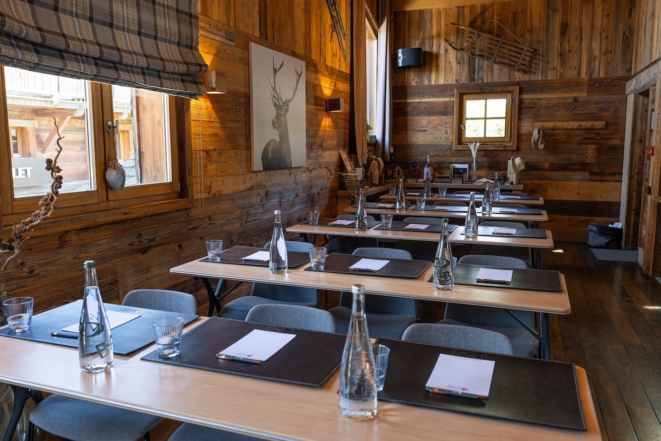Tables de réunion sous les poutres aux Loges Blanches