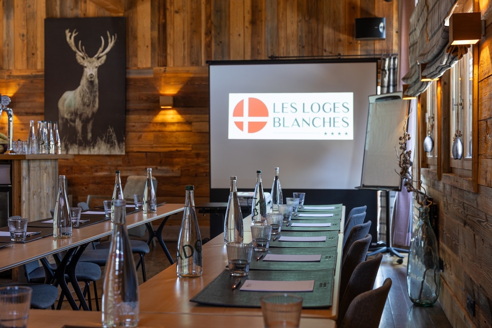 Salle de séminaire avec écran aux Loges Blanches