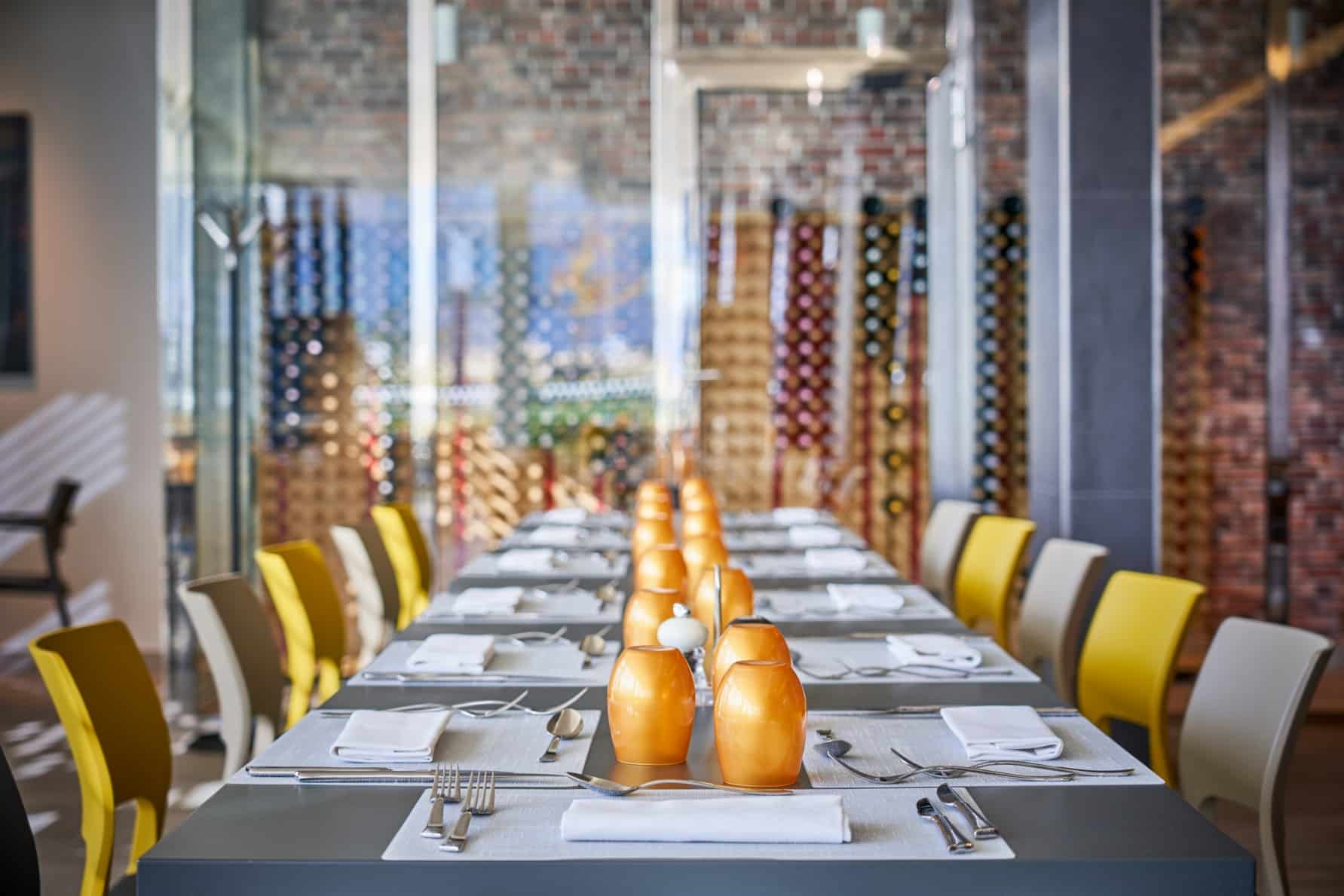 Restaurant avec grande table au Spark by Hilton Lyon Eurexpo