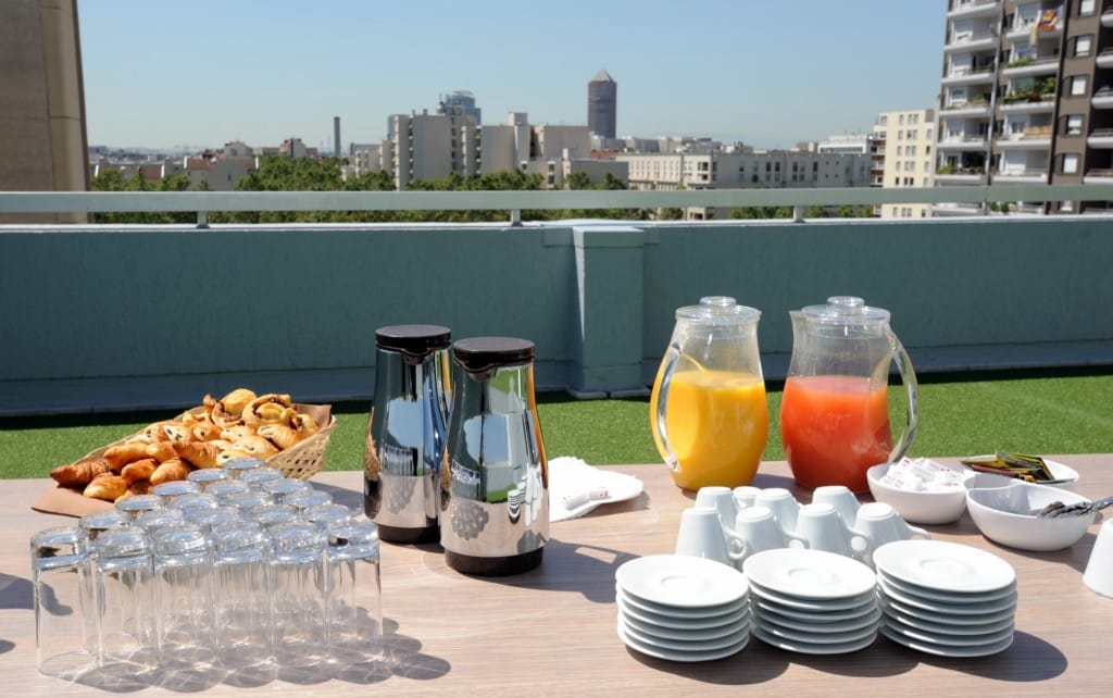 Petit-déjeuner avec vue panoramique à l’Hôtel des Congrès by Arteloge
