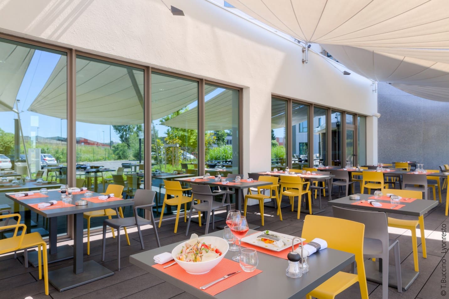 Terrasse extérieure du Spark by Hilton Lyon Eurexpo