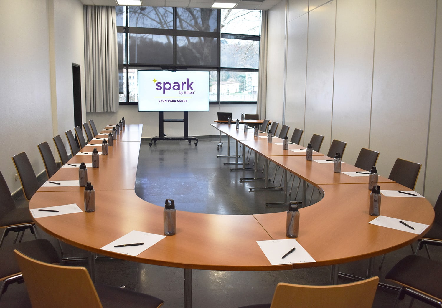 Salle de réunion équipée au Spark by Hilton Lyon Park Saône