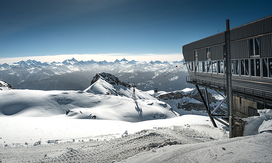 Vue sur les sommets enneigés depuis Crans-Montana