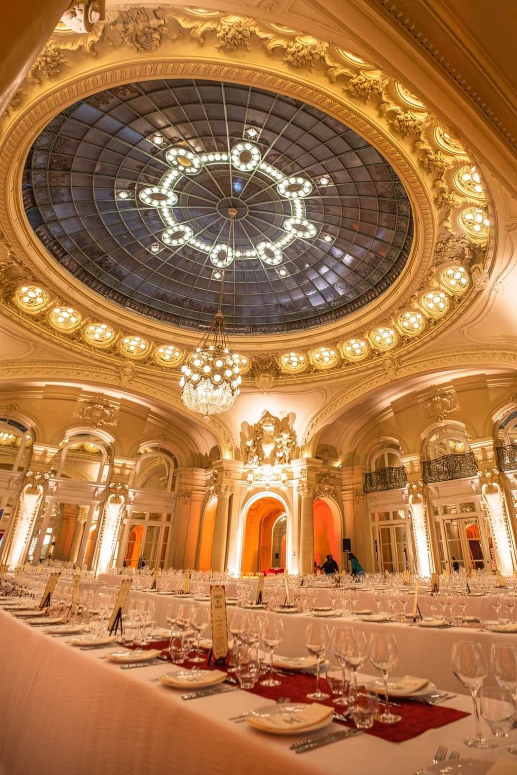 Dôme orné et verrière de l’Opéra de Vichy