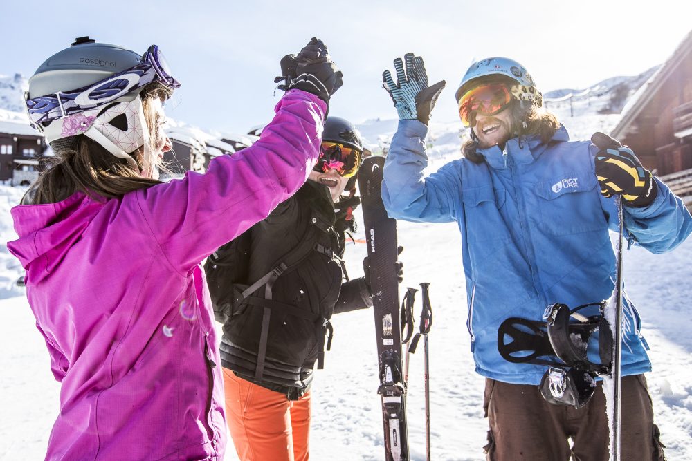 Groupe de skieurs se félicitant sur les pistes à Valmorel