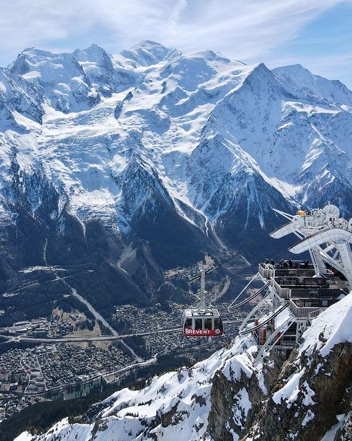 Accès aux sommets pour événements et soirées en altitude.