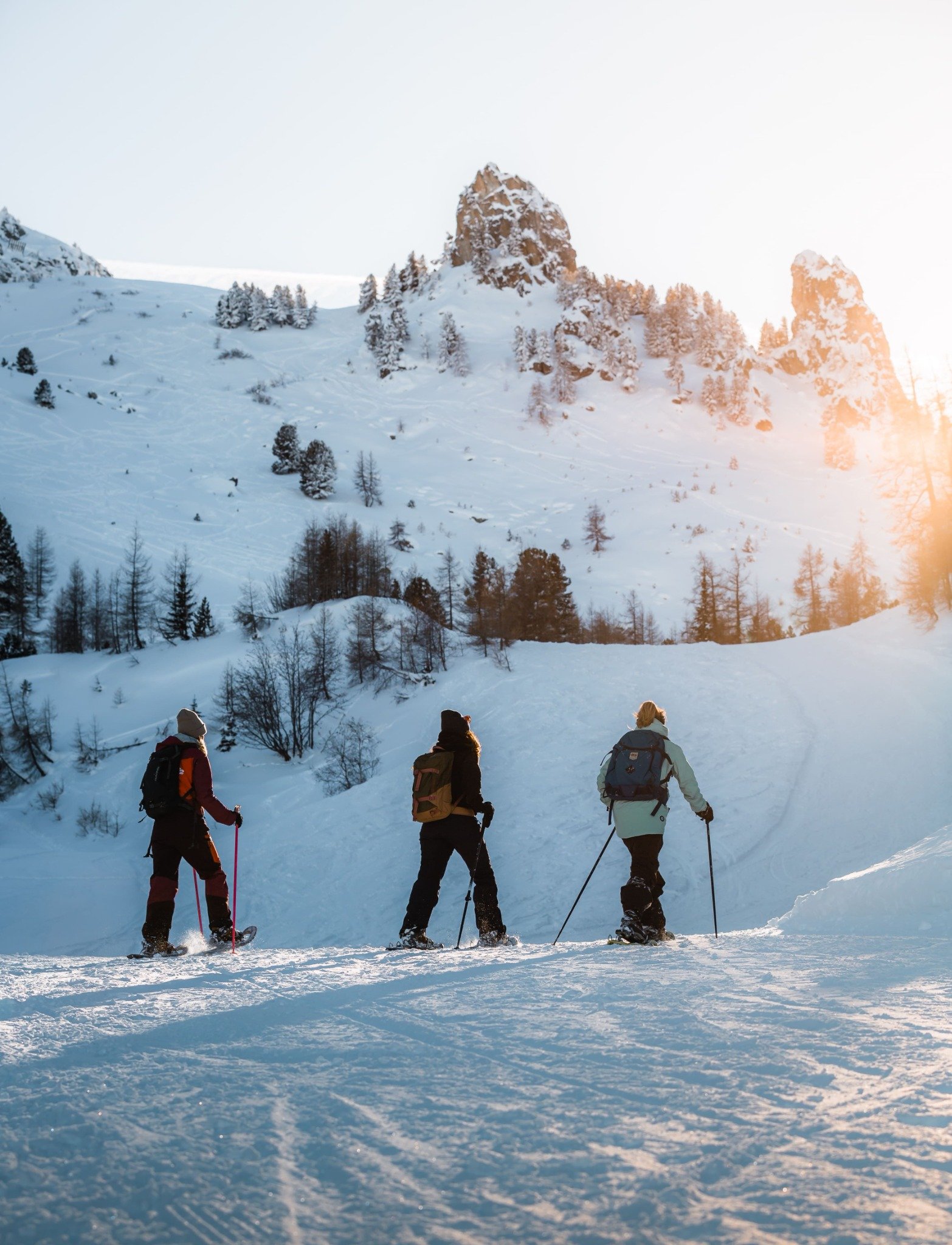 Groupe en raquettes sur un parcours enneigé aux Arcs