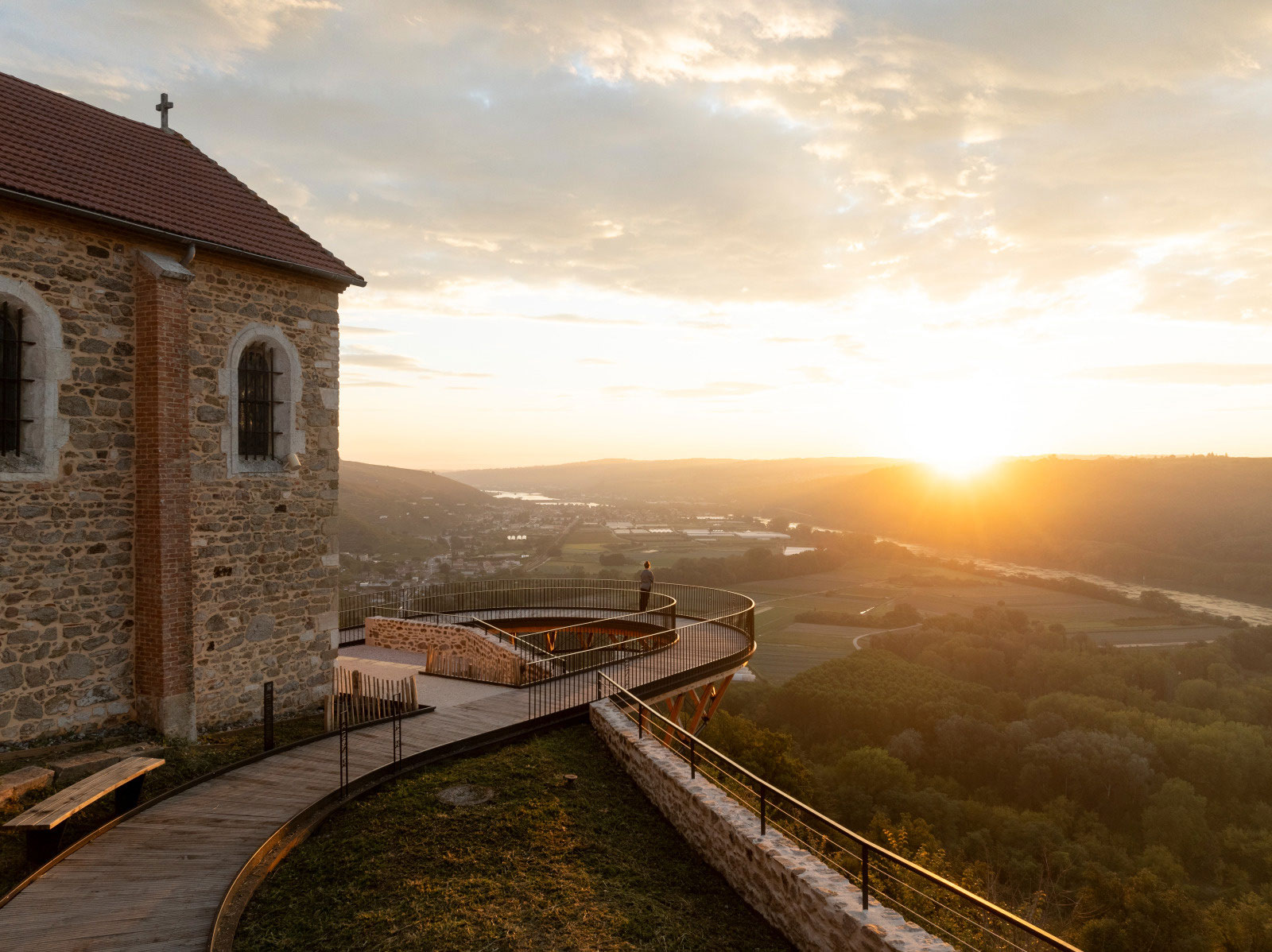 Vue panoramique sur les vignobles de Vienne Condrieu au coucher du soleil