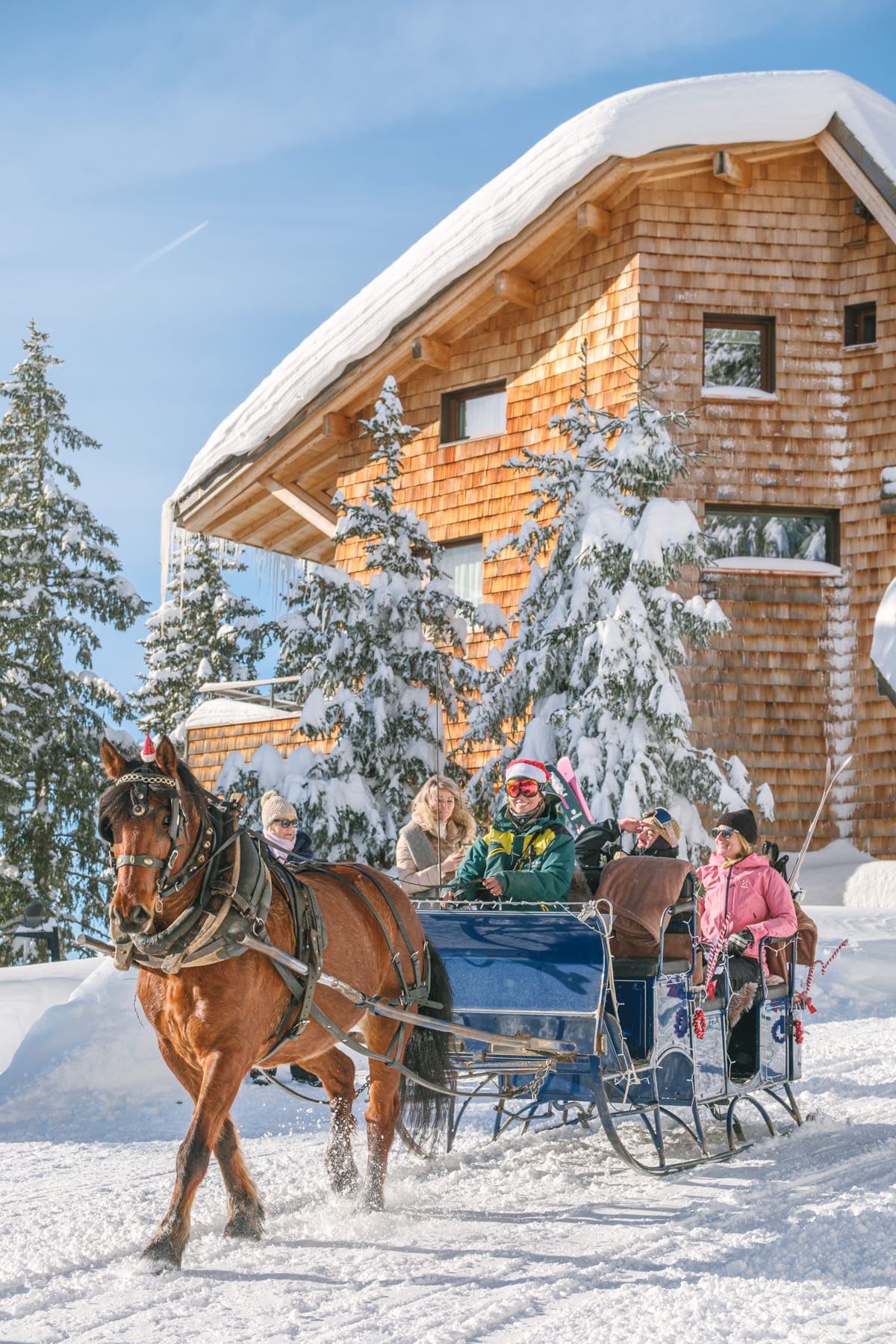 Chalet traditionnel enneigé à Avoriaz 1800 en Haute-Savoie