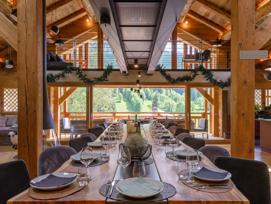 Grande salle à manger en bois avec vue sur la nature