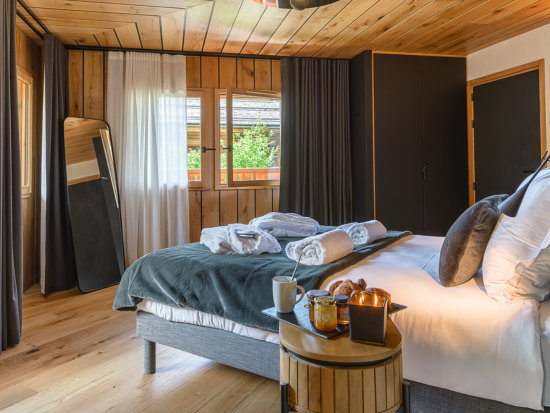 Chambre en bois avec ambiance chaleureuse