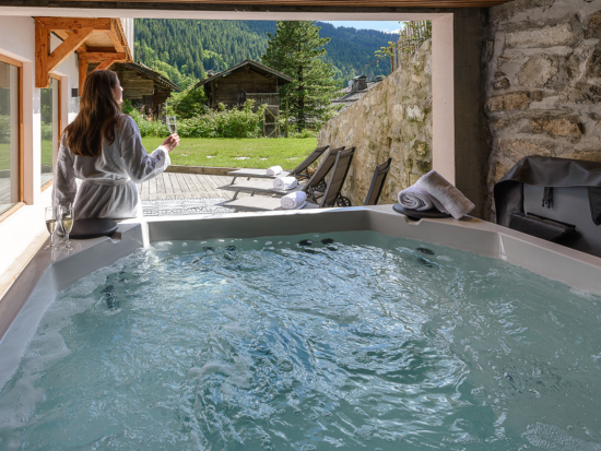 Jacuzzi avec vue sur les montagnes à LLA Selections