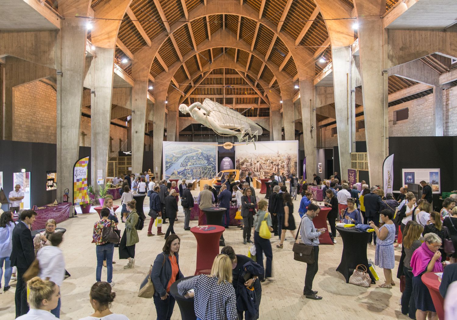 Participants dans une grande halle pour un salon professionnel
