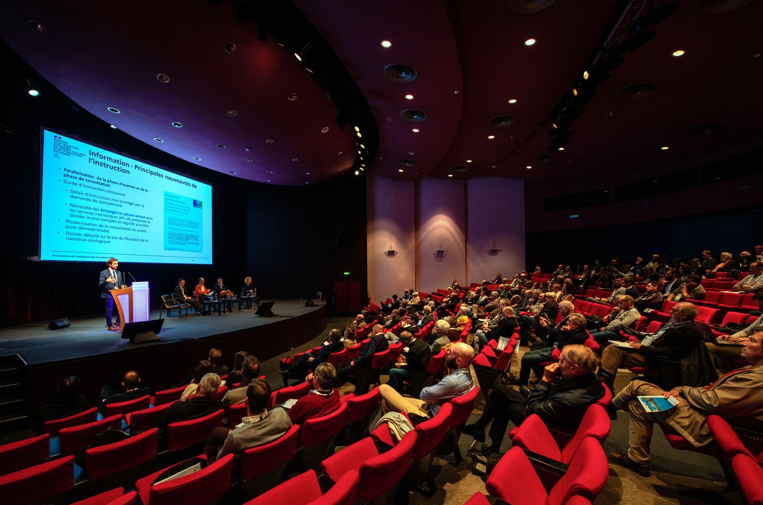 Conférence professionnelle dans un auditorium moderne