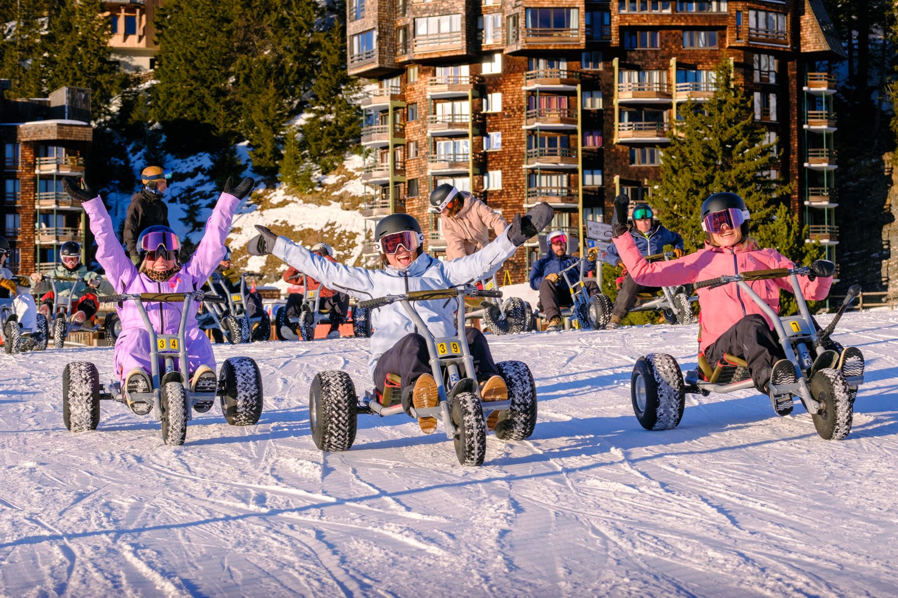 Animation dans les rues enneigées d'Avoriaz 1800